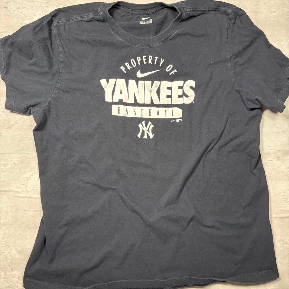 Nike Men's Navy and Black T-shirt